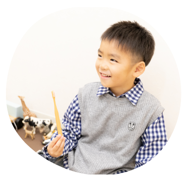 歯ブラシを持っている、笑顔のこどもの写真